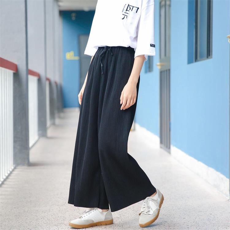 本以为小姨穿上阔腿裤已够时髦了，没想到配这小衫，美的倾国倾城