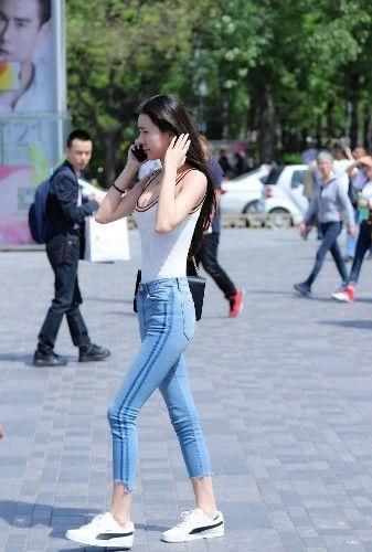  黑纱：路人街拍，黑纱长裙让姑娘看起来浪漫又神秘