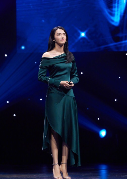 姚晨穿露肩裙想秀肩，却秀出了一地的尴尬，这条裙子太显老了吧！