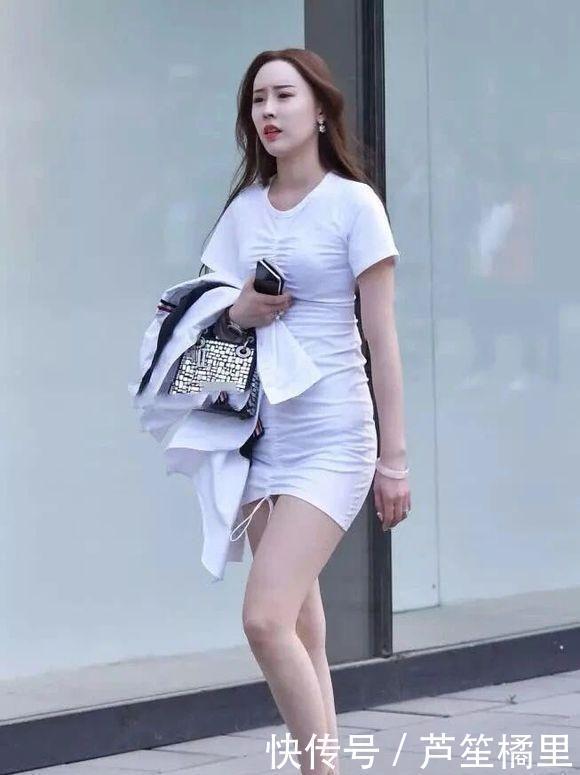 迷人|街拍看到小姐姐弯腰穿袜子的样子好迷人,魅力在不经意间散发