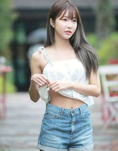 街拍：小姐姐的穿着大比拼，是热裤迷人还是长裤迷人呢？