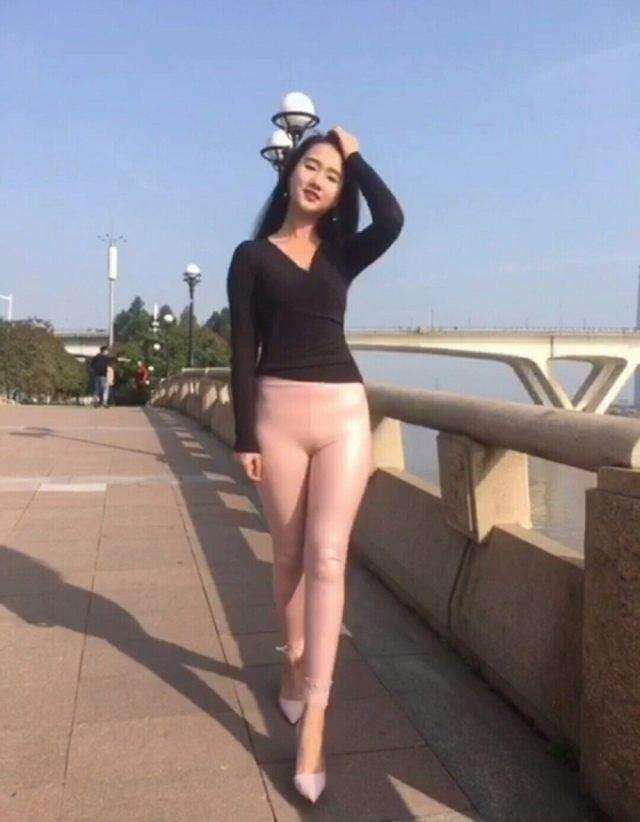 街拍: 小姐姐你这样穿和不穿有什么差别?