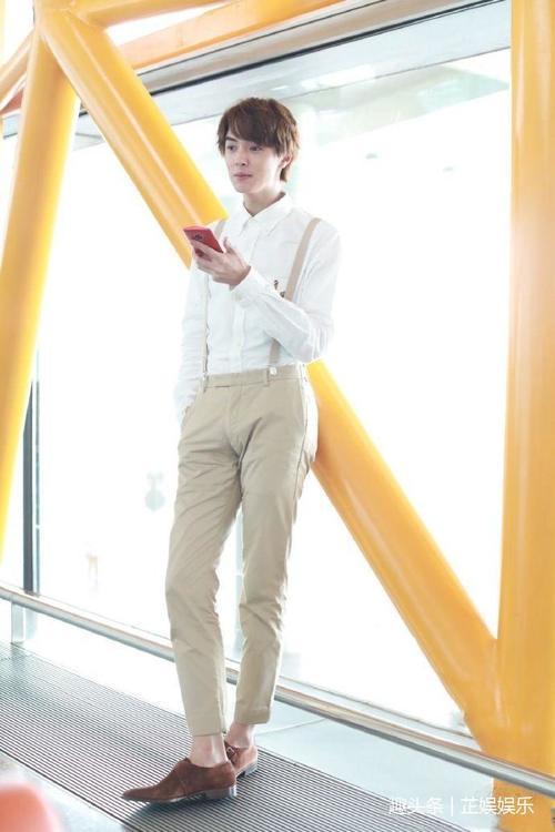本以为鹿晗穿背带裤够迷人了，没想到官鸿的出现才见识什么叫帅气