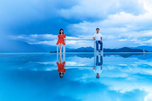 就着月光，伴着洱海，干了这瓶风花雪月，网友：小心喂鱼