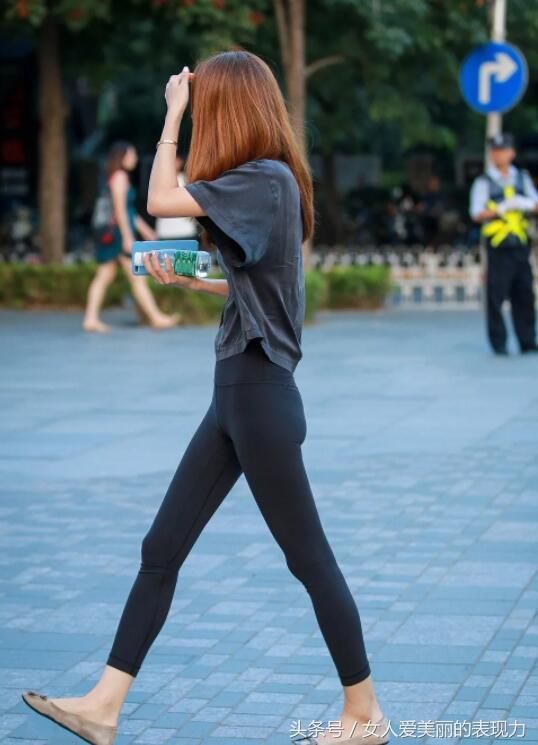 黑色打底裤与黑色短袖的搭配，解决了纤细身材的缺点，你喜欢吗？