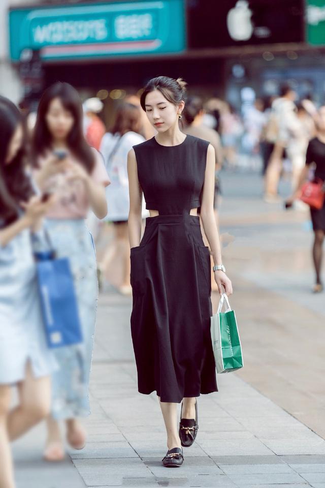 街拍：美女们穿出了成熟的韵味，让人陶醉