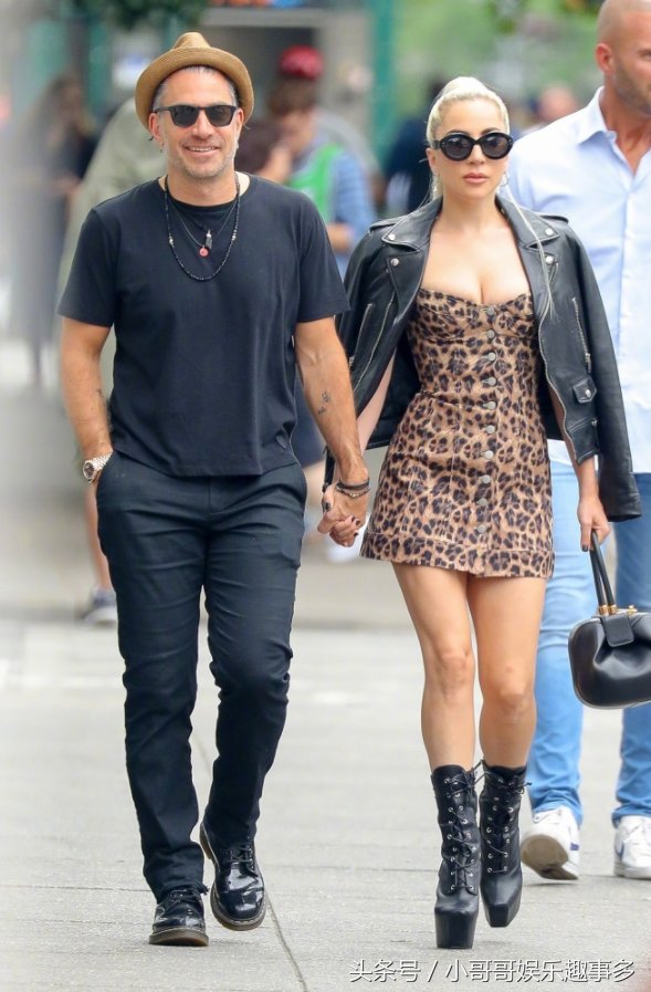 Lady Gaga最新街拍:与未婚夫十指相扣，脚踩20cm高跟鞋反显腿短