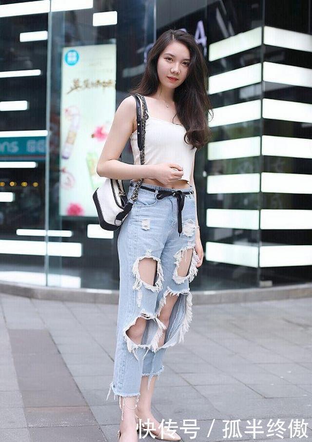  「优雅」路人街拍，小姐姐优雅迷人很吸睛，穿上超短裤，更加高挑迷人