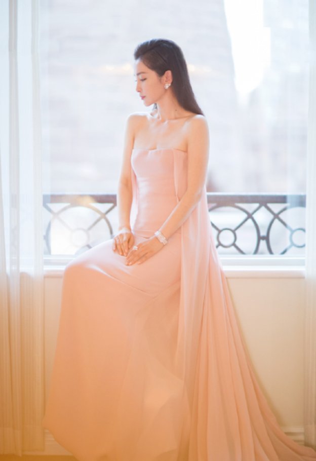 李冰冰:面若桃花，美得让人忘记呼吸!