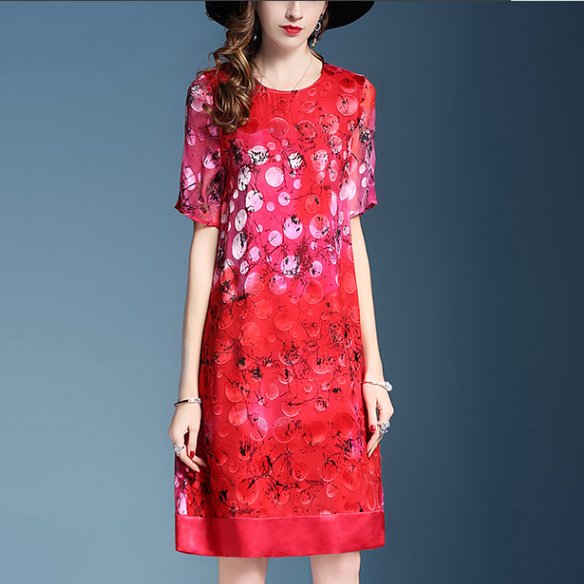 如今的姑娘真胆大，三伏天出门这样穿裙子，洋气性感确实迷人