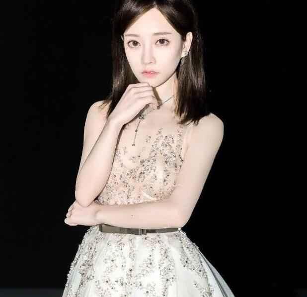 冯提莫这身打扮颠覆以往形象 网友尖叫:清晰得让人害羞!