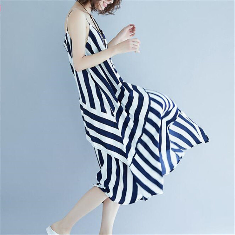 海边婀娜多姿的女人，凸显迷人的身材，男人见了不会走路