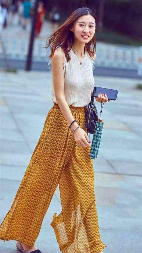 『黄色』街拍:美女黄色轻纱阔腿裤,穿出一种飘逸的美感