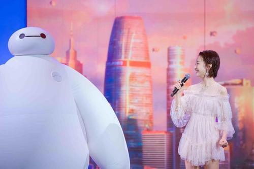 周冬雨厉害!连衣裙短成三角形也敢穿上台,网友:难怪腿长超1米