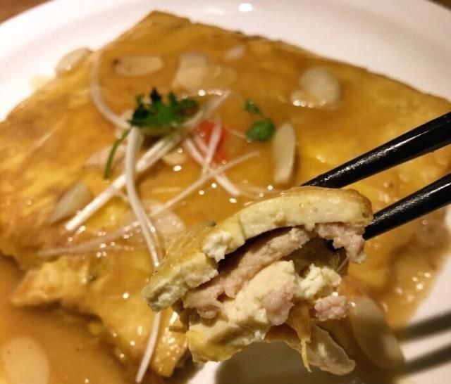  配一汤■闺蜜二人逛街吃东北大酱骨：配一汤六菜，大盆面，这你猜多少钱