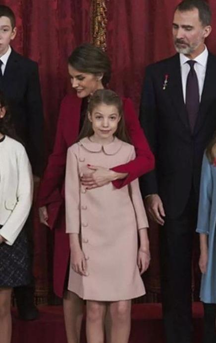 莱昂诺尔被授金羊毛勋章时,妹妹索菲亚眼神让