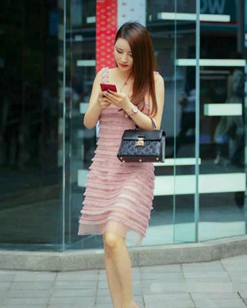 「潮范」潮范儿女神来了,街拍:笑容甜美的小姐姐,一条格子上衣配黑色短裙,青春靓丽气息