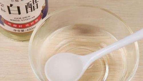 最近很火的一个新妙用,在家里当白醋碰上它,皮肤紧俏白净