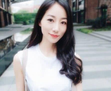 韩雪脚上穿着一双“海草鞋”，像一个行走的拖把，却意外的美翻了