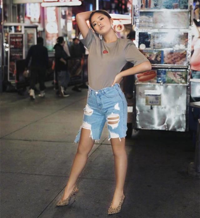 王菊现身纽约时装周走秀，没妆容和穿搭加持的她26岁秒变36岁大妈