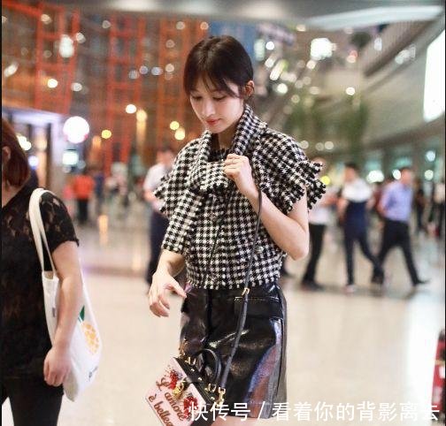 张俪穿黑白格子上衣搭配黑色皮裙现身机场 留着刘海长发气质甜美