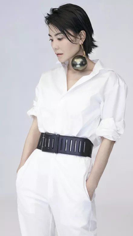 49岁王菲上综艺!红了这么多年还是气质精，时髦穿搭成范本