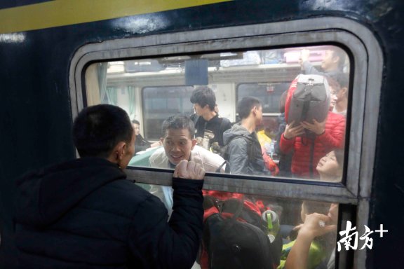 深圳春运首趟列车开出，2320名来深建设者启程返乡!