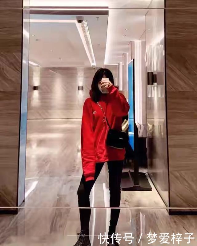 『顶级』华为老总顶级千金回国,背LV包不算啥,意外暴露的别墅外景真奢华