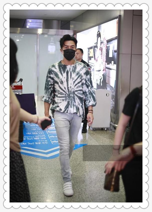 刘恺威深夜独现机场，43岁帅成23岁，网友：杨幂怎么放心的？