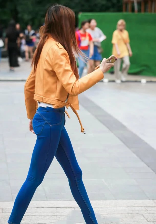 牛仔裤小姐姐身材玲珑有致，浑圆挺翘的臀部很吸睛，好似没睡醒一