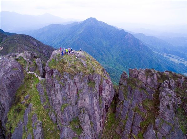 广东清远有一座山，险峻堪比华山，瀑布水潭比美九寨