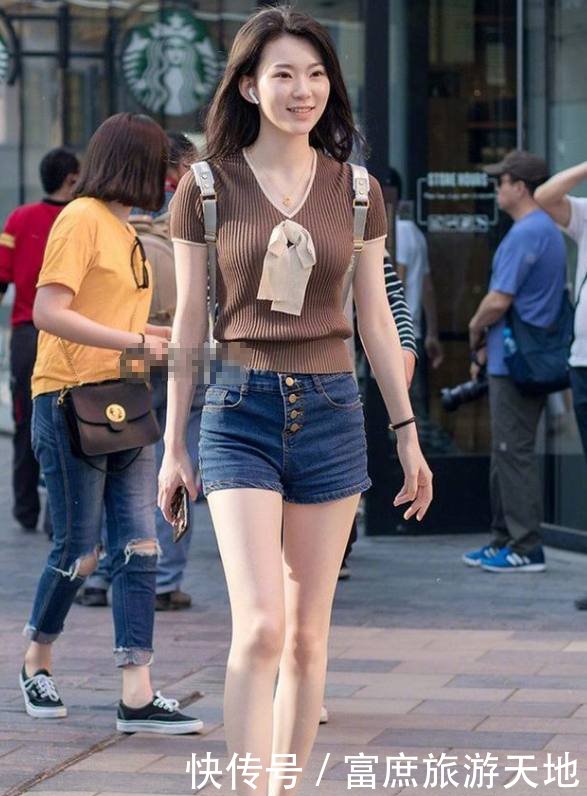 路人街拍女朋友的身材非常好，每一次脚步都很撩人