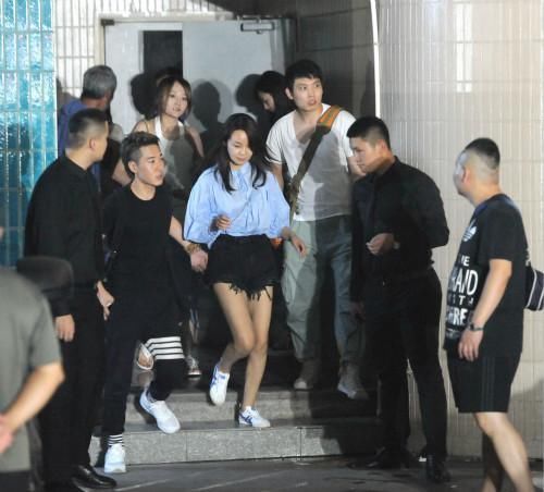 闫妮两个造型穿出18岁和50岁的即视感，网友：论化妆的重要性！