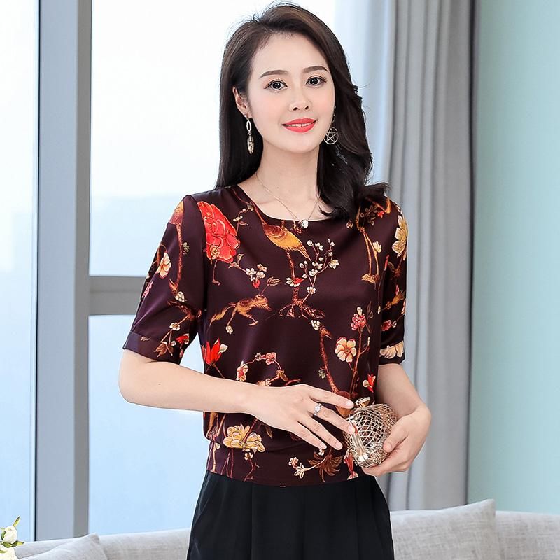 身材丰盈的女人，穿这样的T恤，尽显曲线好身材