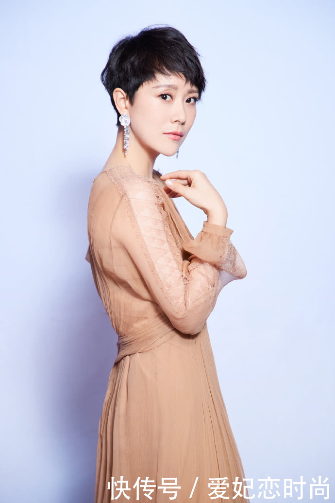 海清嫌裙子太长，故意用手往上拉扯，网友：真担心会“走光”