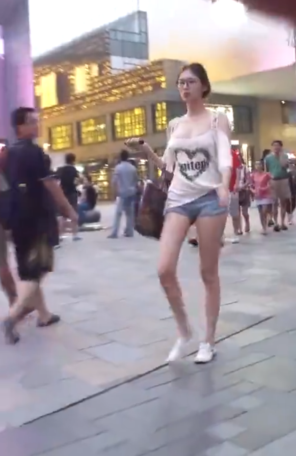 街拍：三里屯美女就是多，网友：就这走路的姿势扣分!