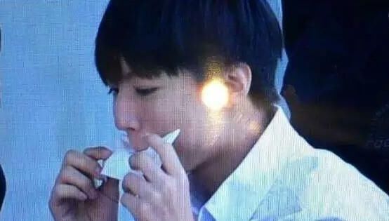 明星教你涂口红后如何吃东西！赵丽颖优雅，戚薇豪放，而他最机智