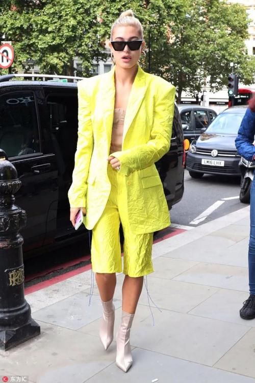 比伯的新女友让人嫉妒，看完她的衣品我闭嘴了