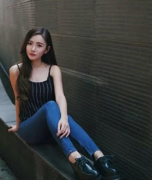 好看又时髦的弹力牛仔裤,展现纤细腿型,更具女人味!