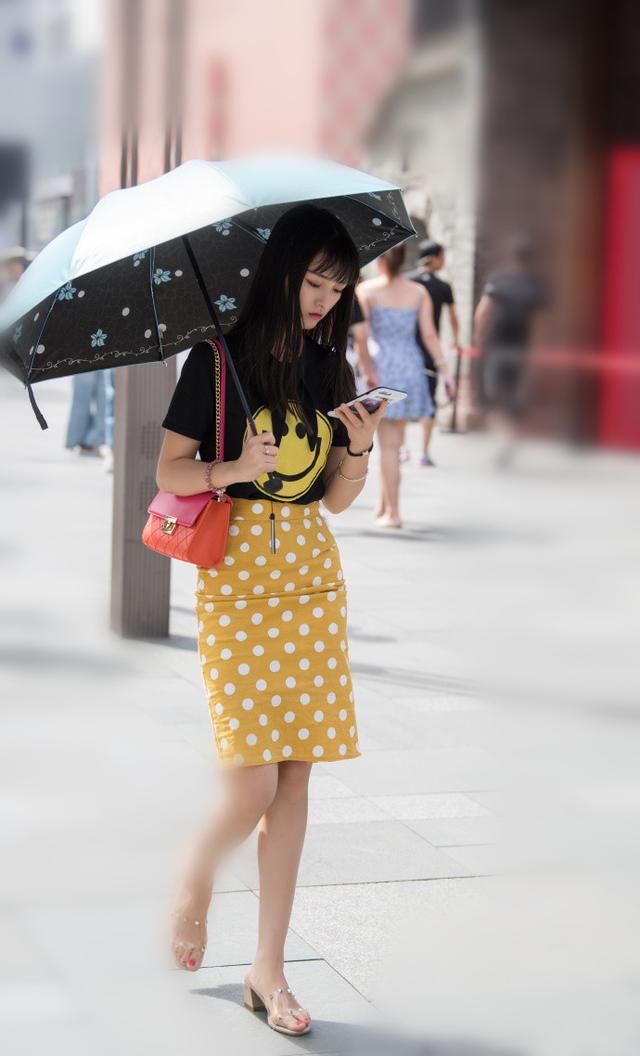 路人街拍，就算是美若天仙，也离不开时尚前卫的穿搭