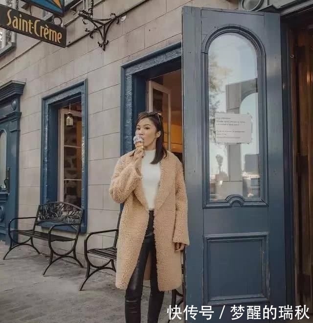  [运动鞋的搭配]“短靴”不受宠了，春天“长大衣＋运动鞋”最流行，时髦还显高
