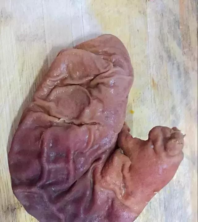  『肉贩』它是猪身上最珍贵的一块肉,肉贩不卖留着自己吃,识货的人抢着买