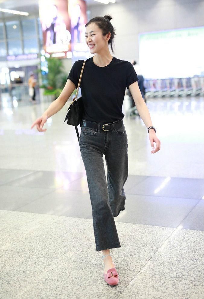 都穿条纹衫秀细腰，刘雯这样的基本款，比金晨的短款看着舒服多了