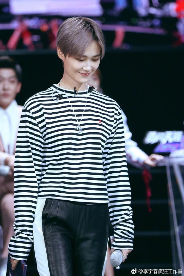 李宇春终于穿对衣服了！红色外套搭配短裤，网友：越来越有女人味