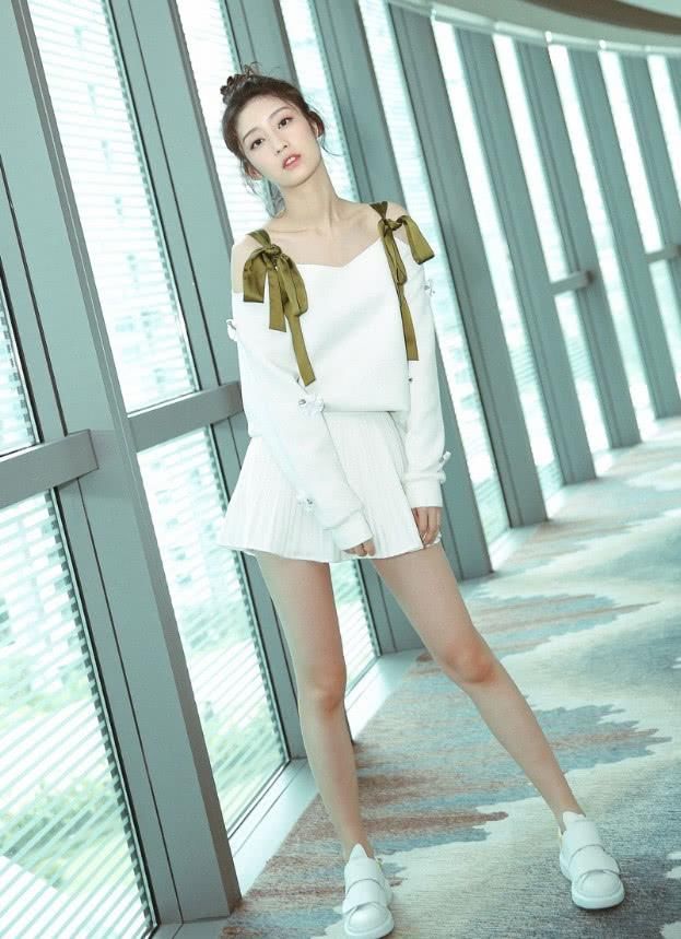 戚砚笛把绿丝带当肩带用，一袭白裙好惊艳，是“尹夏沫”的感觉!