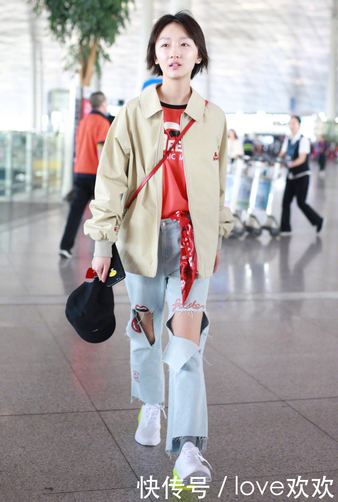 破洞牛仔裤依旧流行!何穗的裤子破洞好大,陈瑶腿真细