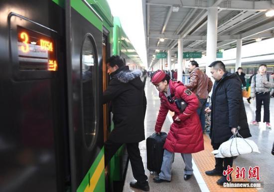 兰渝铁路首开动车 兰州至重庆缩至7小时