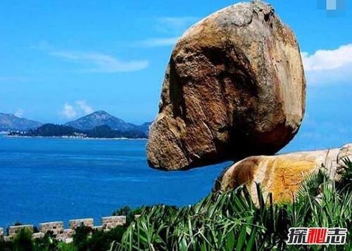 风动石悬空在悬崖边上的不倒翁