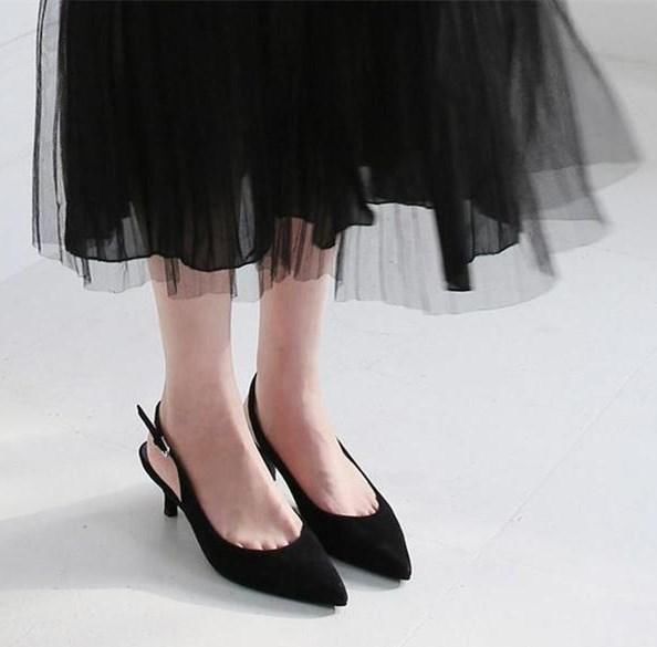 过35岁女人，这3种鞋子再喜欢也别穿，伤脚显腿粗，还拉低你衣品