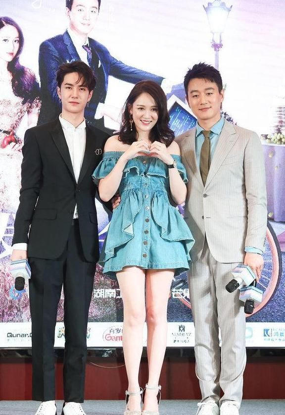 陈乔恩穿3000块牛仔裙依然少女，偏偏撞上赵丽颖，没了PS成这模样